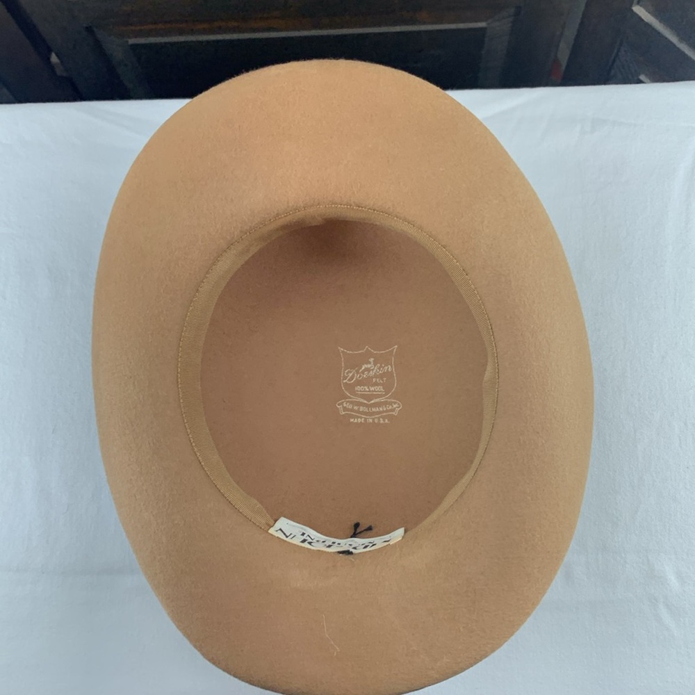 Mr. John Moderne vintage women’s hat. Tan wool with feathers and bow detail - Picture 10 of 12